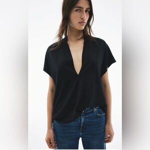 3/15$ 🛍️ H&M Sage Green V-Neck Blouse